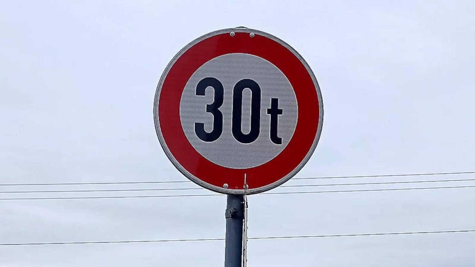 Unbekannte haben das Schild mit der Begrenzung auf sechs Tonnen abmontiert und durch eines mit 30 Tonnen ersetzt. (Foto: Jürgen Meyer)