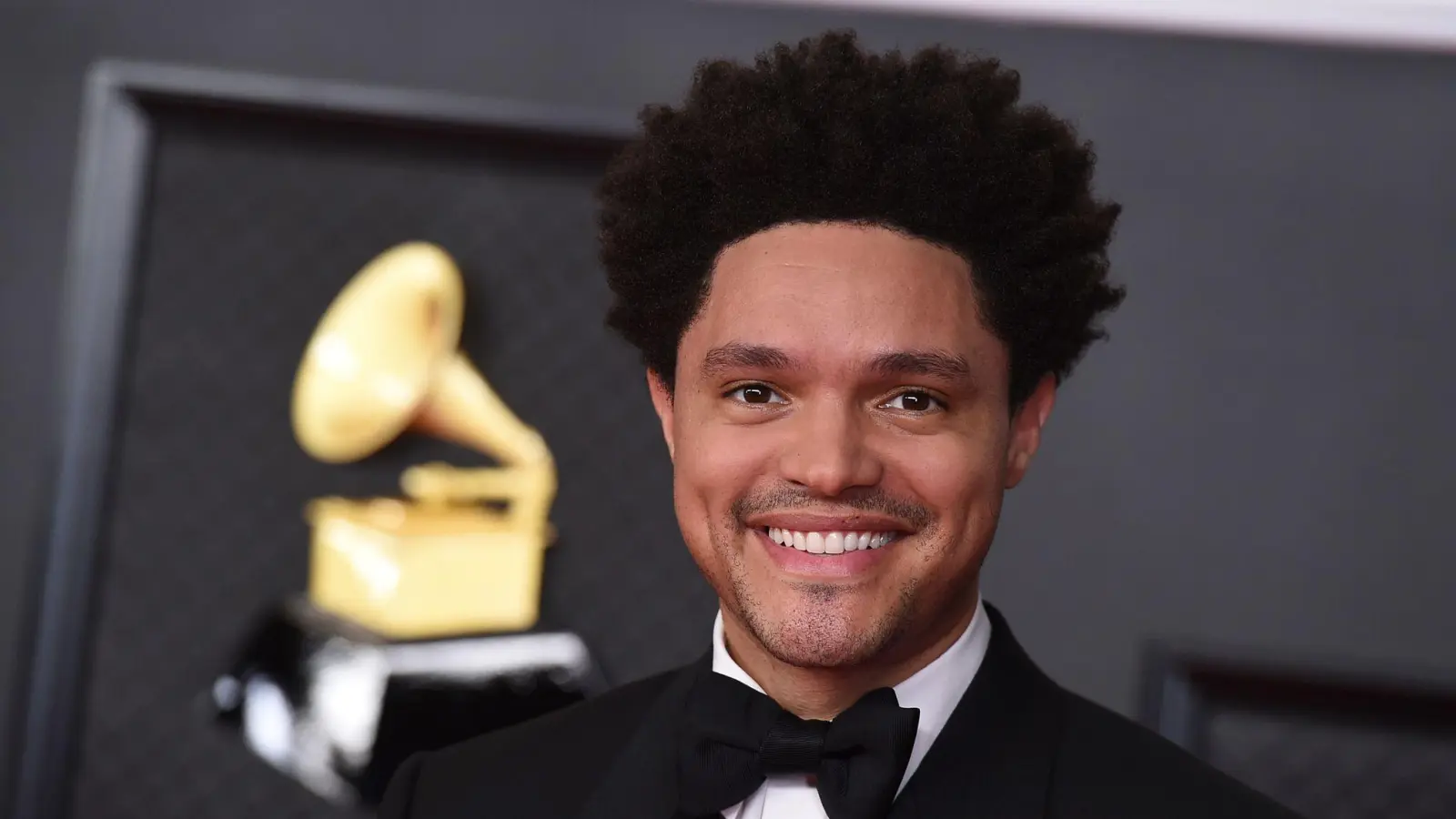 Comedian Trevor Noah moderiert erneut die Grammys (Foto: Jordan Strauss/Invision/AP/dpa)