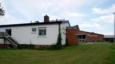 Die „Alte Schulturnhalle“ und das danebenstehende ehemalige Hausmeisterwohnhaus (im Vordergrund) müssen entfernt werden, damit die neue Grund- und Mittelschule gebaut werden kann. (Foto: Heinz Wraneschitz)