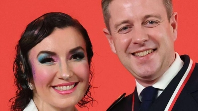 Bundesministerin Dorothee Bär freut sich mit ihrem Mann Oliver auf die „Fastnacht in Franken“.  (Foto: Daniel Löb/dpa)