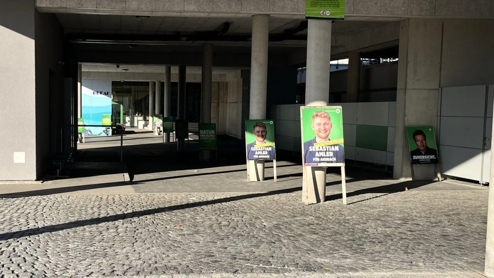 Fein säuberlich wurden die Wahlplakate der Grünen am Wochenende auf dem Pausenhof des Theresien-Gymnasiums abgestellt. (Foto: privat)