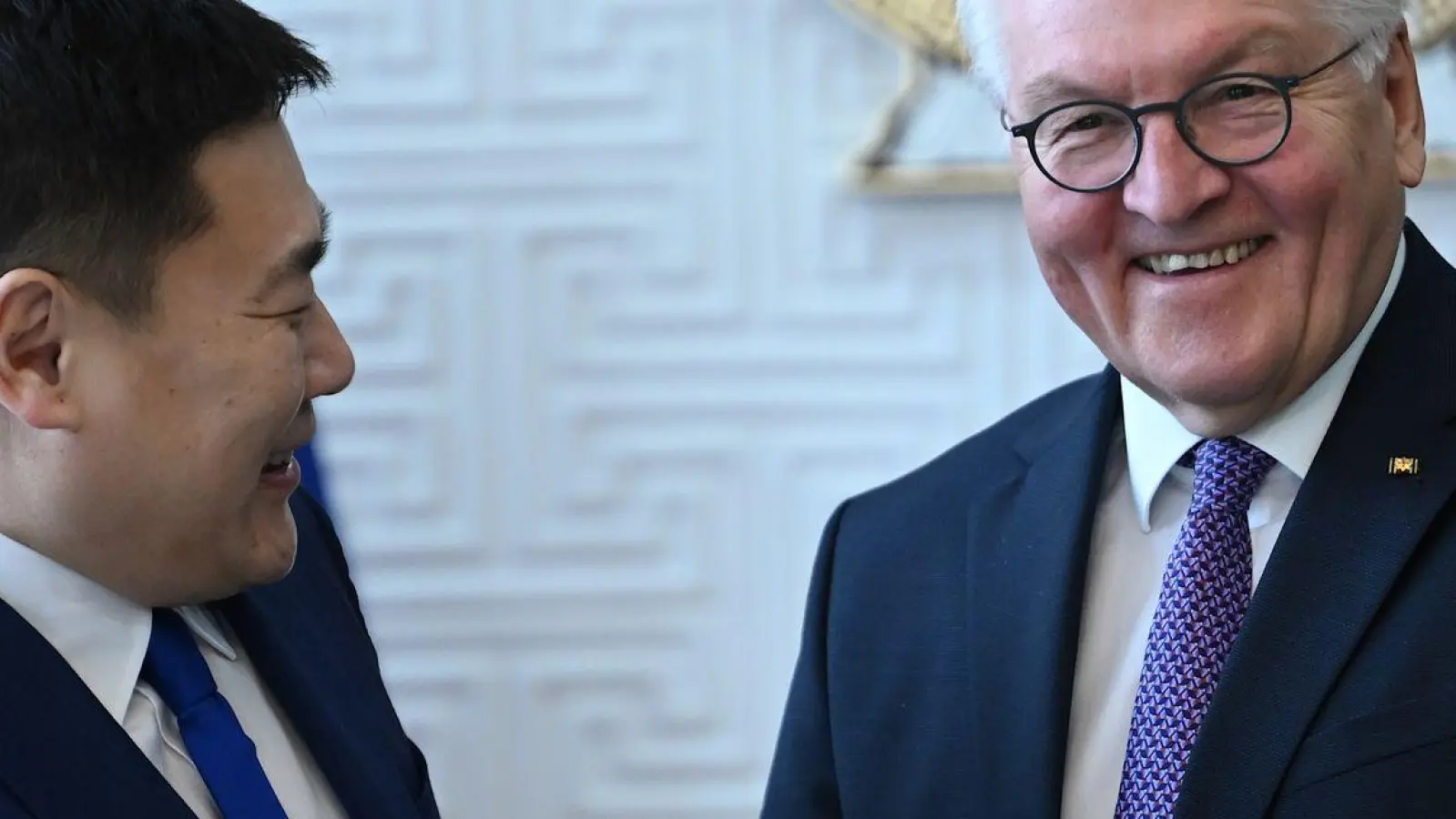 Luvsannamsrai Oyun-Erdene, Ministerpräsident der Mongolei (l), und Bundespräsident Frank-Walter Steinmeier. (Foto: Britta Pedersen/dpa)