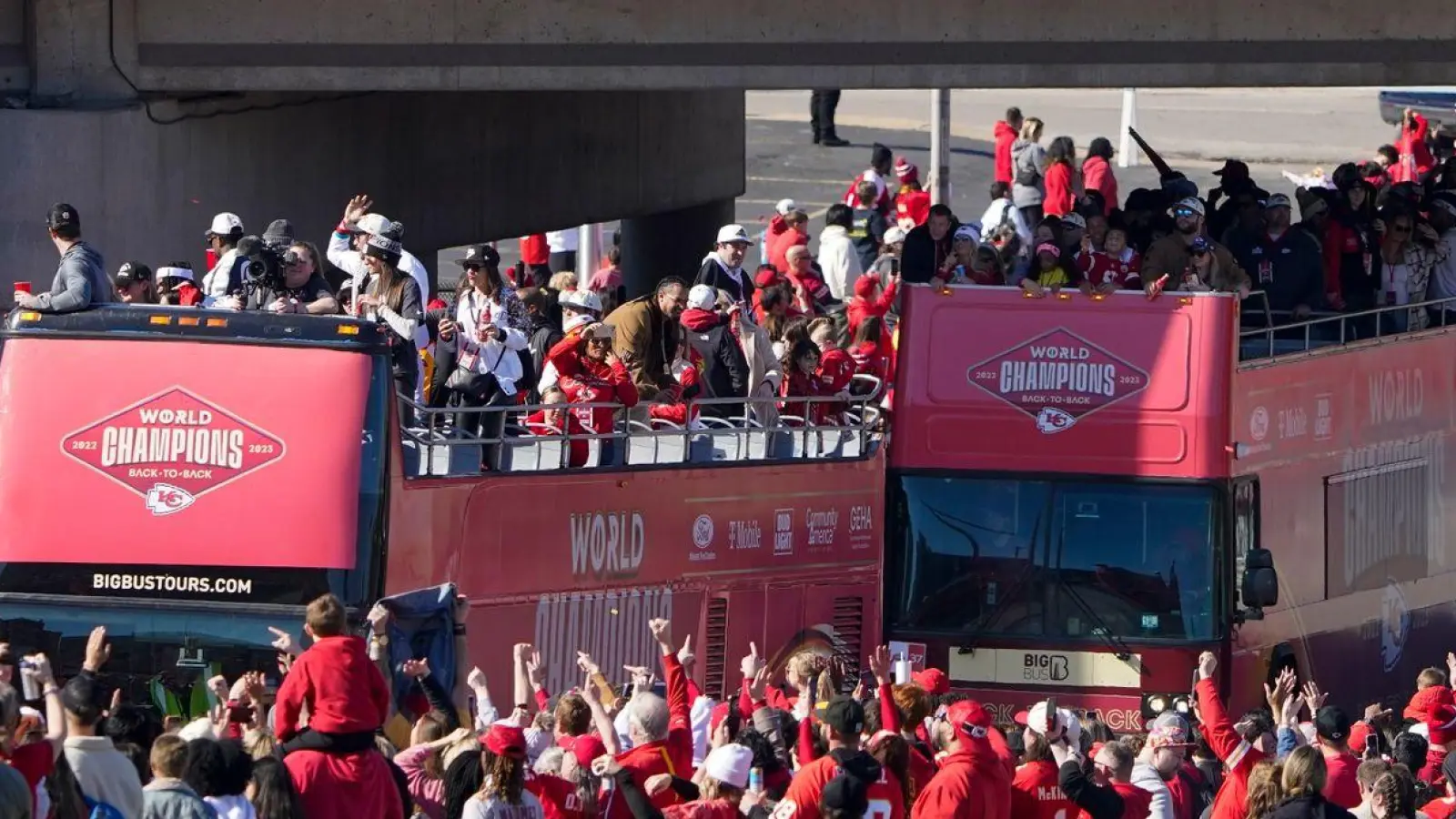 Die Siegesparade der Kansas City Chiefs wurde von Schüssen überschattet. (Foto: Ed Zurga/AP/dpa)