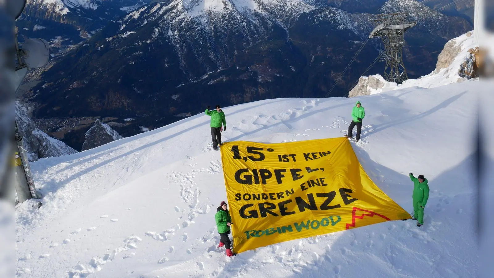 Das Banner auf der Zugspitze. (Foto: -/Robin Wood/dpa)