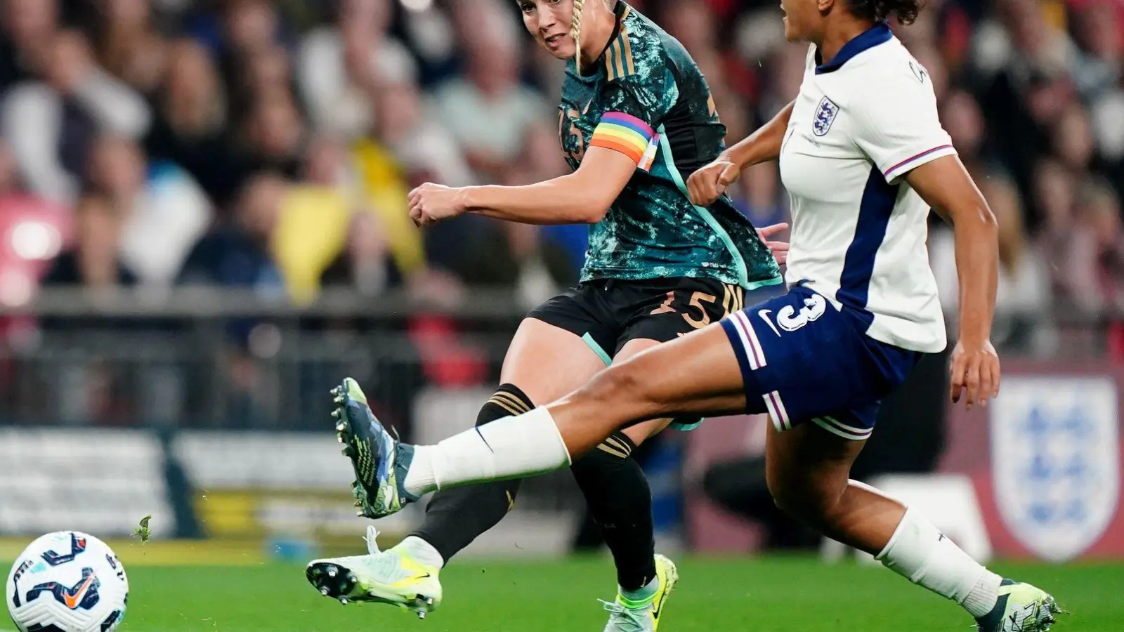 Kapitänin Giulia Gwinn trifft in dieser Szene zum zwischenzeitlichen 2:0. (Foto: Zac Goodwin/PA Wire/dpa)