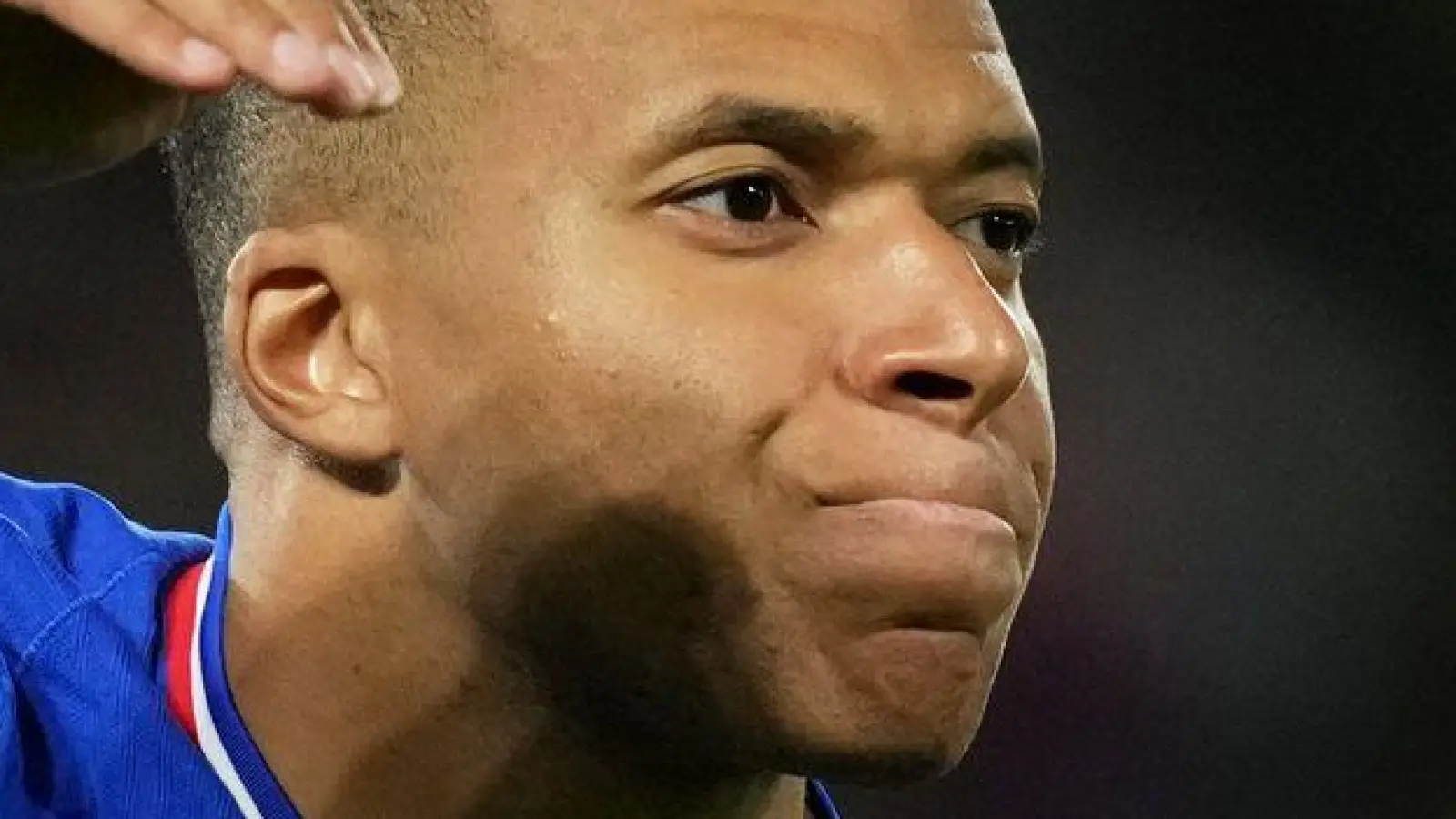 Kylian Mbappé ließ die Franzosen in Paris jubeln. (Foto: Christophe Ena/AP/dpa)