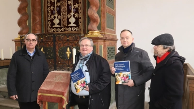 Sie präsentierten das Programm in der Synagoge (von links): der Vorsitzende der Frankenbund-Gruppe, Alexander Biernoth, der Vorsitzende des Initiativkreises, Pfarrer Dr. Johannes Wachowski, Oberbürgermeister Thomas Deffner und Wolfgang Osiander von der Katholischen Erwachsenenbildung. (Foto: Oliver Herbst)