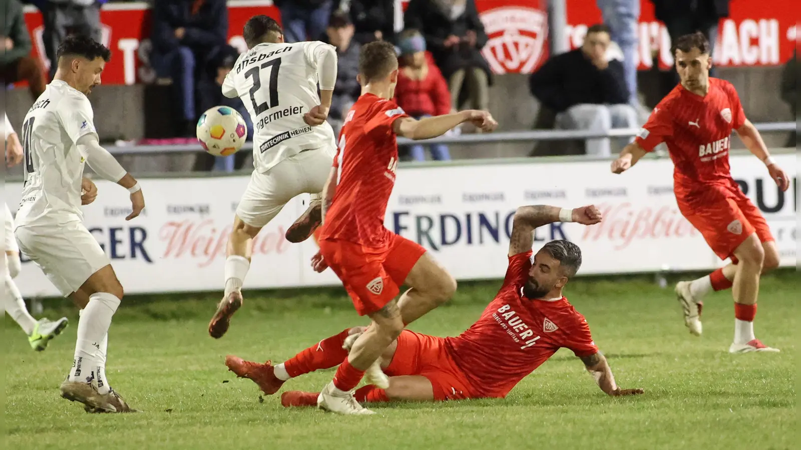 Der Buchbacher Kevin Hingerl lässt Björn Angermeier über die Klinge springen. Patrick Kroiß (links), Sascha Hingerl und Samed Bahar (rechts) greifen nicht ein. (Foto: Michael Buchholz)