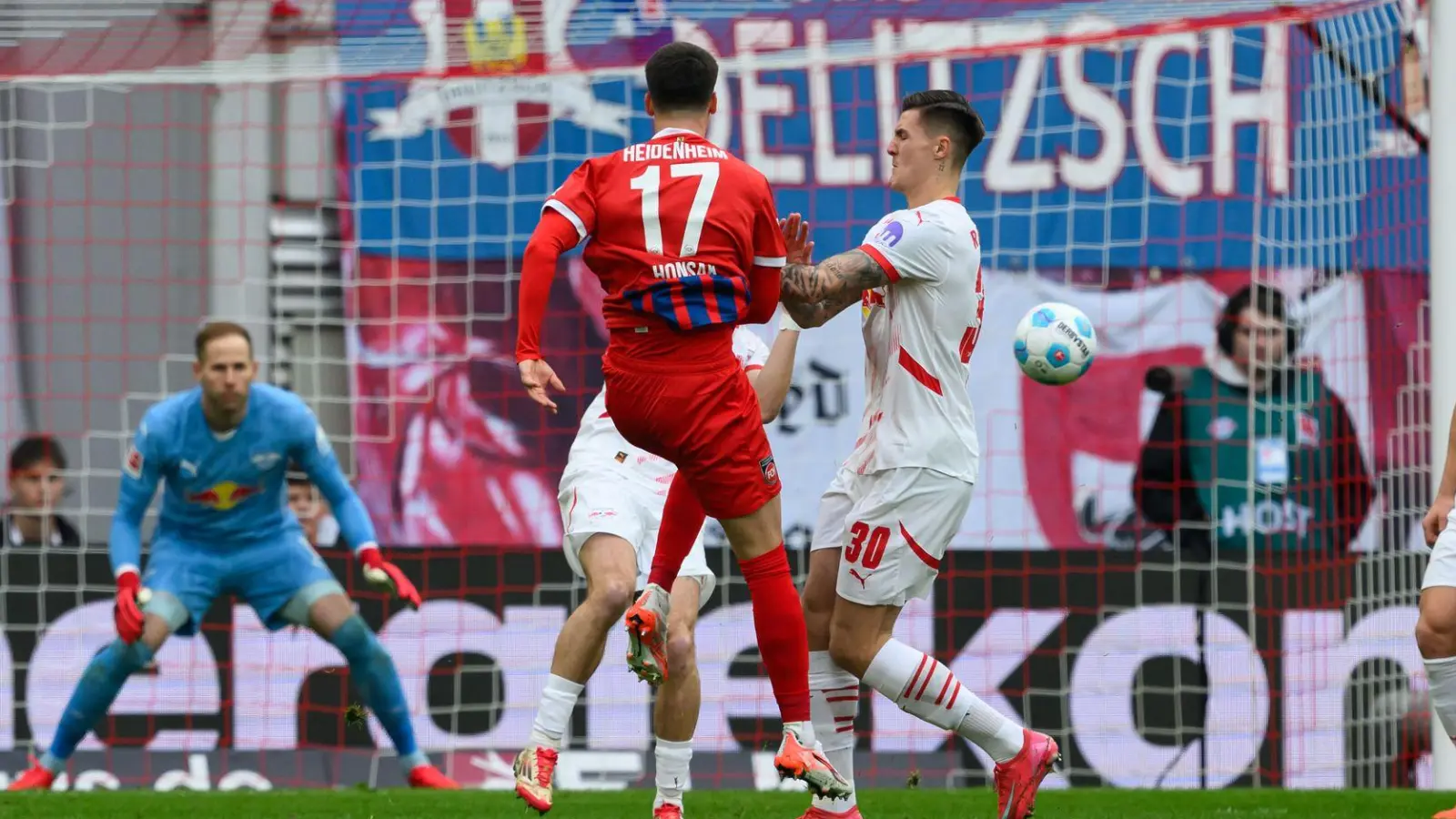 Heidenheim schafft mit der ersten Offensivaktion die Führung gegen RB Leipzig. (Foto: Hendrik Schmidt/dpa)