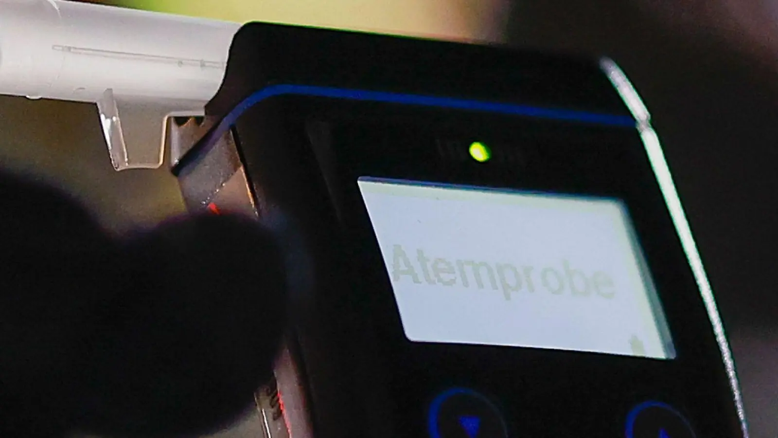 Ein Atemalkoholtest ergab laut Polizei, dass die Frau offenbar ziemlich betrunken war. (Symbolbild: Heiko Becker/dpa)