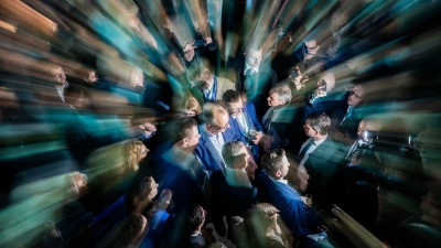 Der Kanzlerkandidat der Union, Friedrich Merz, steht am Wahlabend zwischen Parteifreunden in der CDU-Parteizentrale. (Foto: Christoph Soeder/dpa)