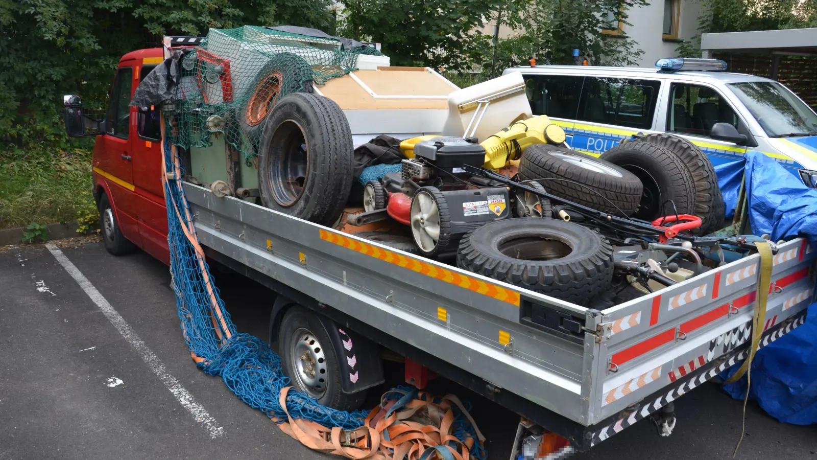 Im Hof der Neustädter Polizei steht der Pritschenwagen mit mutmaßlichem Diebesgut. Wer Gegenstände wiedererkennt, kann sich bei der Polizei Neustadt unter 09161/ 88 530 melden. (Foto:  Patrick Lauer)