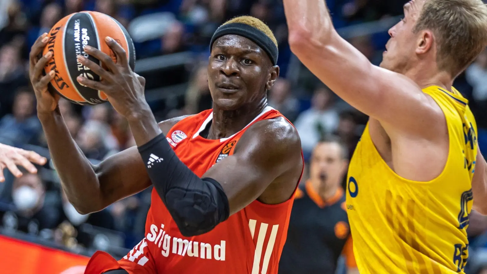 Isaac Bonga von Bayern München spielt den Ball neben Albas Luke Sikma (r). (Foto: Andreas Gora/dpa/Archivbild)