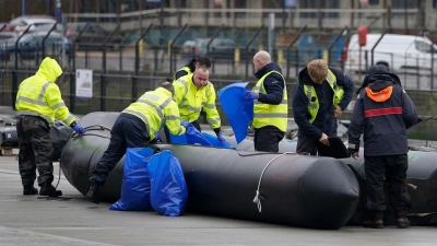 Kleine Boote, mit denen wohl Migranten den Ärmelkanal überquert haben, werden im Hafen aus dem Wasser geholt und dokumentiert. (Foto: Gareth Fuller/PA Wire/dpa)