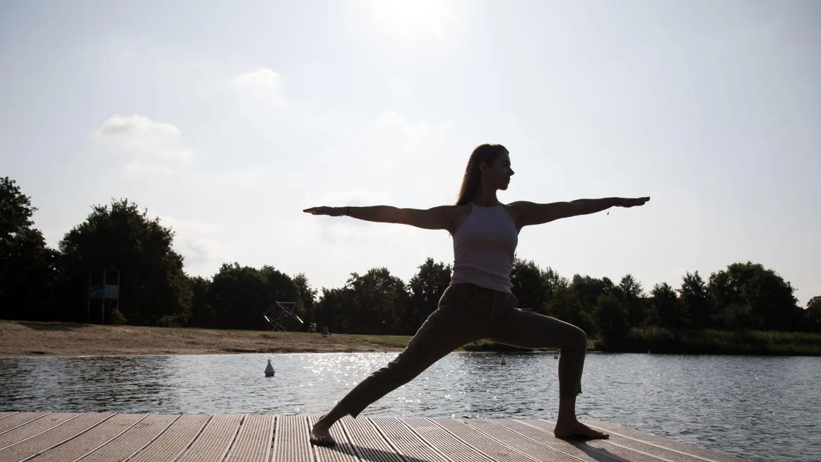 Ein typischer Bestandteil eines Yoga-Flows: der Krieger II.  (Foto: Christin Klose/dpa-tmn)