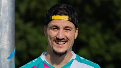 Micha Schue tritt im Bierkönig in seinem eigenen Trikot auf. (Foto: Rolf Vennenbernd/dpa)