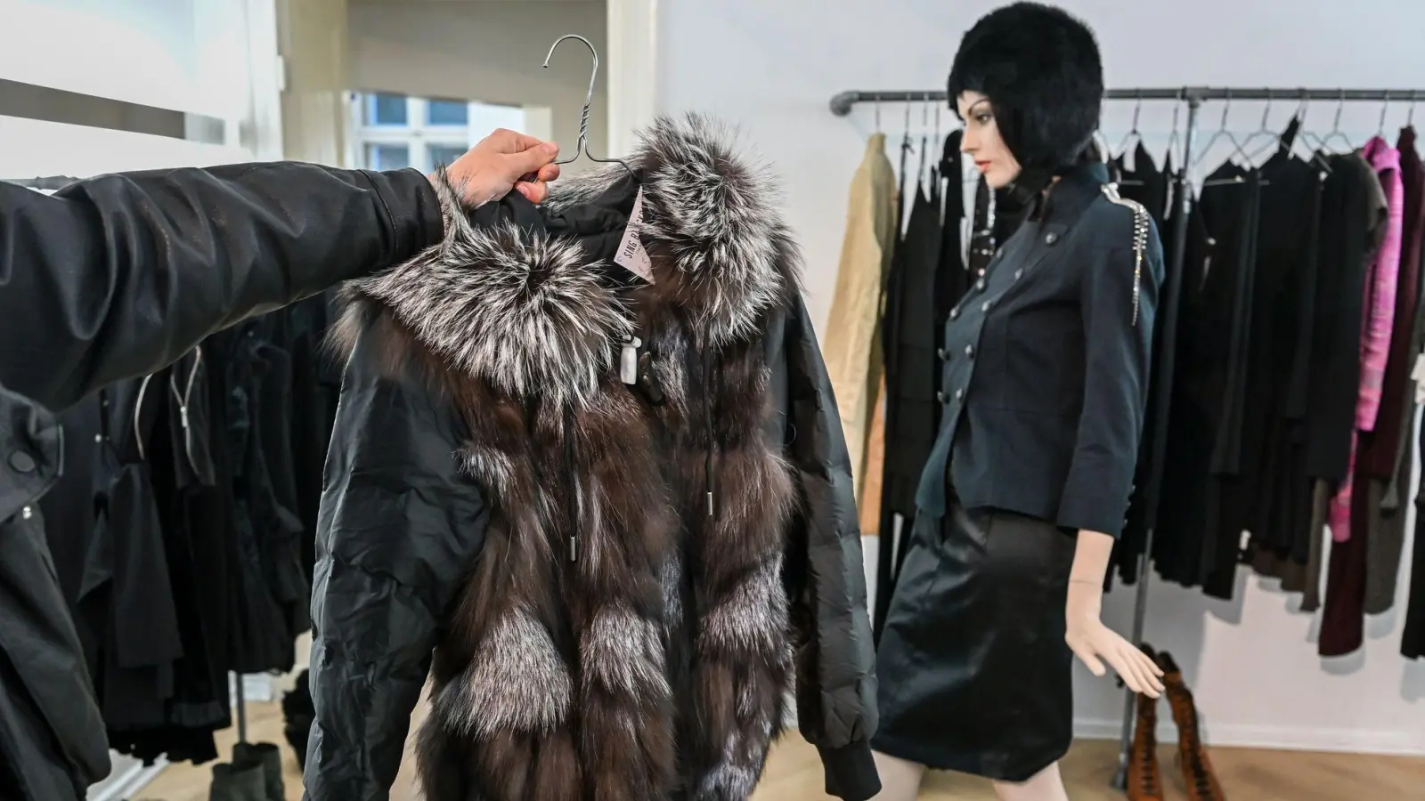 Pelze sind wieder salonfähig - vor allem, wenn es gebrauchte Stücke sind.  (Foto: Jens Kalaene/dpa)