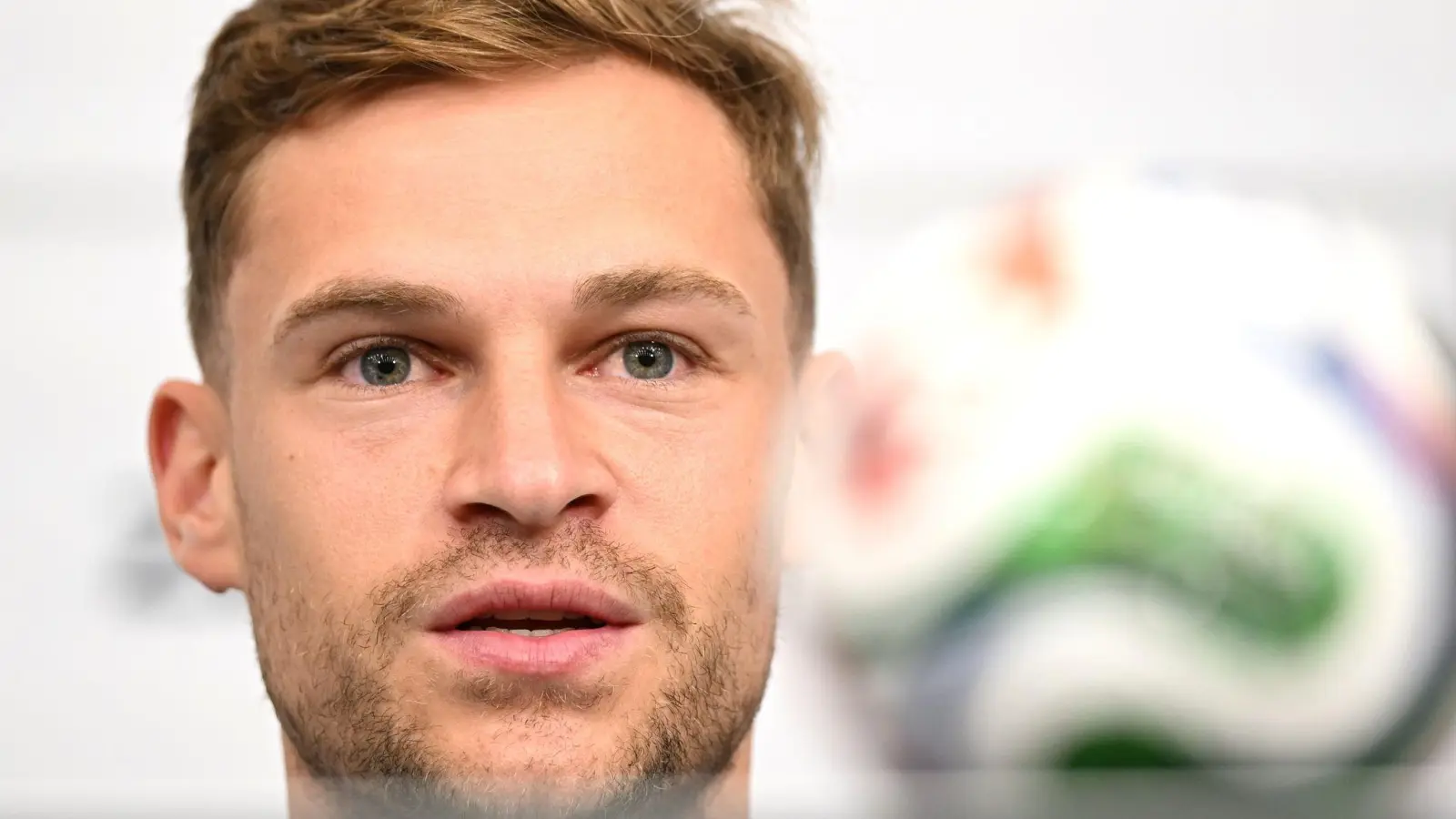 Joshua Kimmich spricht über die kommenden WM-Aufgaben. (Foto: Federico Gambarini/dpa)