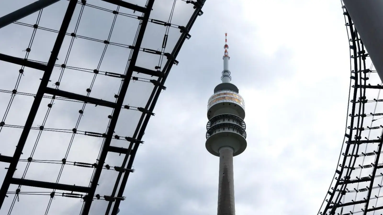 Ab dem 1. Juni wird der Olympiaturm wegen Sanierungsarbeiten für voraussichtlich zwei Jahre geschlossen. Geführte Touren über das Zeltdach des Olympiastadions gibt es weiterhin. (Foto: Sven Hoppe/dpa)