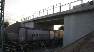 Die Bahnbrücke bei Großbreitenbronn ist so gut wie fertig. Ab Donnerstag dürfen nicht nur unten Züge, sondern auch oben Autos fahren. (Foto: Robert Maurer)