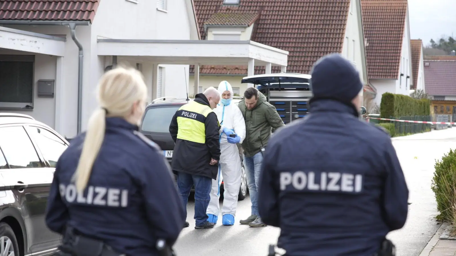 In Weisendorf (Landkreis Erlangen-Höchstadt) soll ein 17-Jähriger im Streit seine 14-jährige Schwester getötet und seine Mutter schwer verletzt haben. Die Polizei sichert vor Ort die Spuren.  (Foto: NEWS5 / Merzbach)