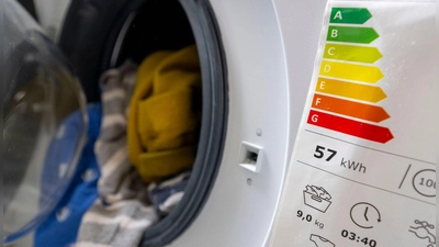Wer Strom sparen will, sollte seine „weiße Ware“ checken – beim Neukauf können sich Verbraucher unter anderem am Energie-Label orientieren. (Foto: Monika Skolimowska/dpa/dpa-tmn)