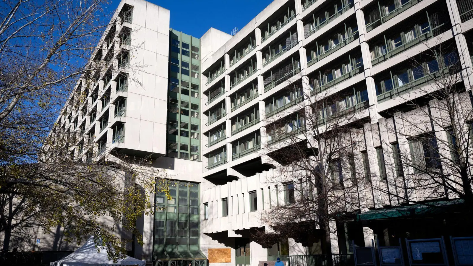 Der Freistaat will das Strafjustizzentrum wegen klammer Kassen nach dem Umzug der Gerichte verkaufen. (Archivbild) (Foto: Sven Hoppe/dpa)