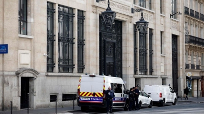 Nach einem Anschlagsversuch auf eine US-Bank in Paris ermittelt die Anti-Terrorstaatsanwaltschaft. (Foto: Sebastien Dupuy/AFP/dpa)
