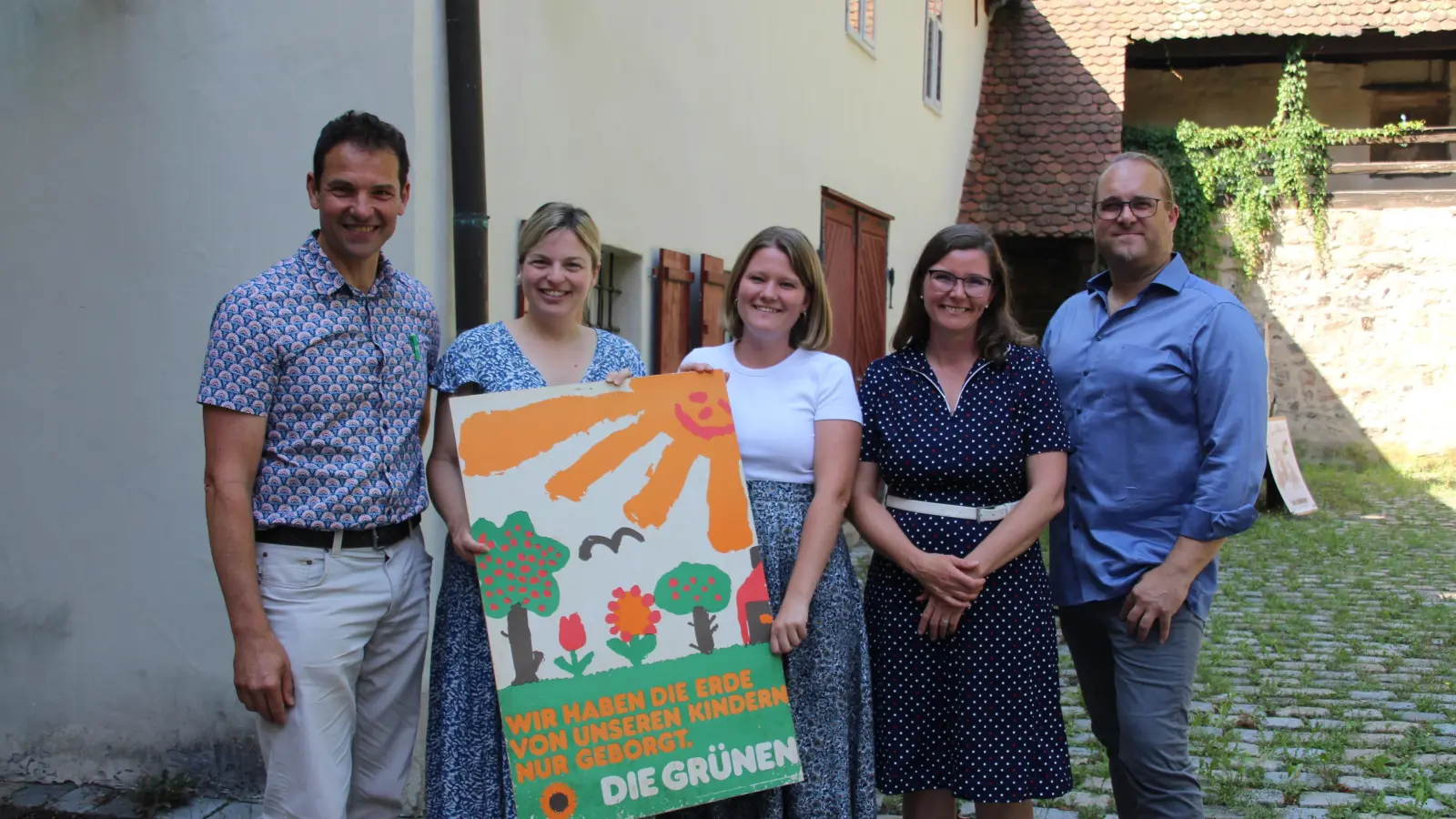 Entspanntes Nicht-Jubiläum (v.li.): Martin Stümpfig, Katharina Schulze, Franziska Wurzinger, Lisa Renz-Hübner und Oliver Rühl freuten sich über 45 Jahre Grünen-Kreisverband Stadt und Landkreis Ansbach. (Foto: Robert Maurer)