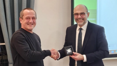Johann Gruber (links) bekam von Bürgermeister Markus Liebich die Medaille für besondere Verdienste im Ehrenamt. (Foto: Wolfgang Grebenhof)