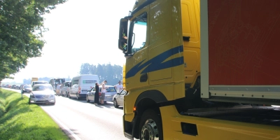 In den Tagen des Summer-Breeze-Festivals im vergangenen Jahr verloren manche Brummi-Fahrer die Geduld und wollten auf der Gegenfahrbahn am Stau vorbei. Das soll in diesem Jahr nicht passieren. (Foto: Martina Haas)