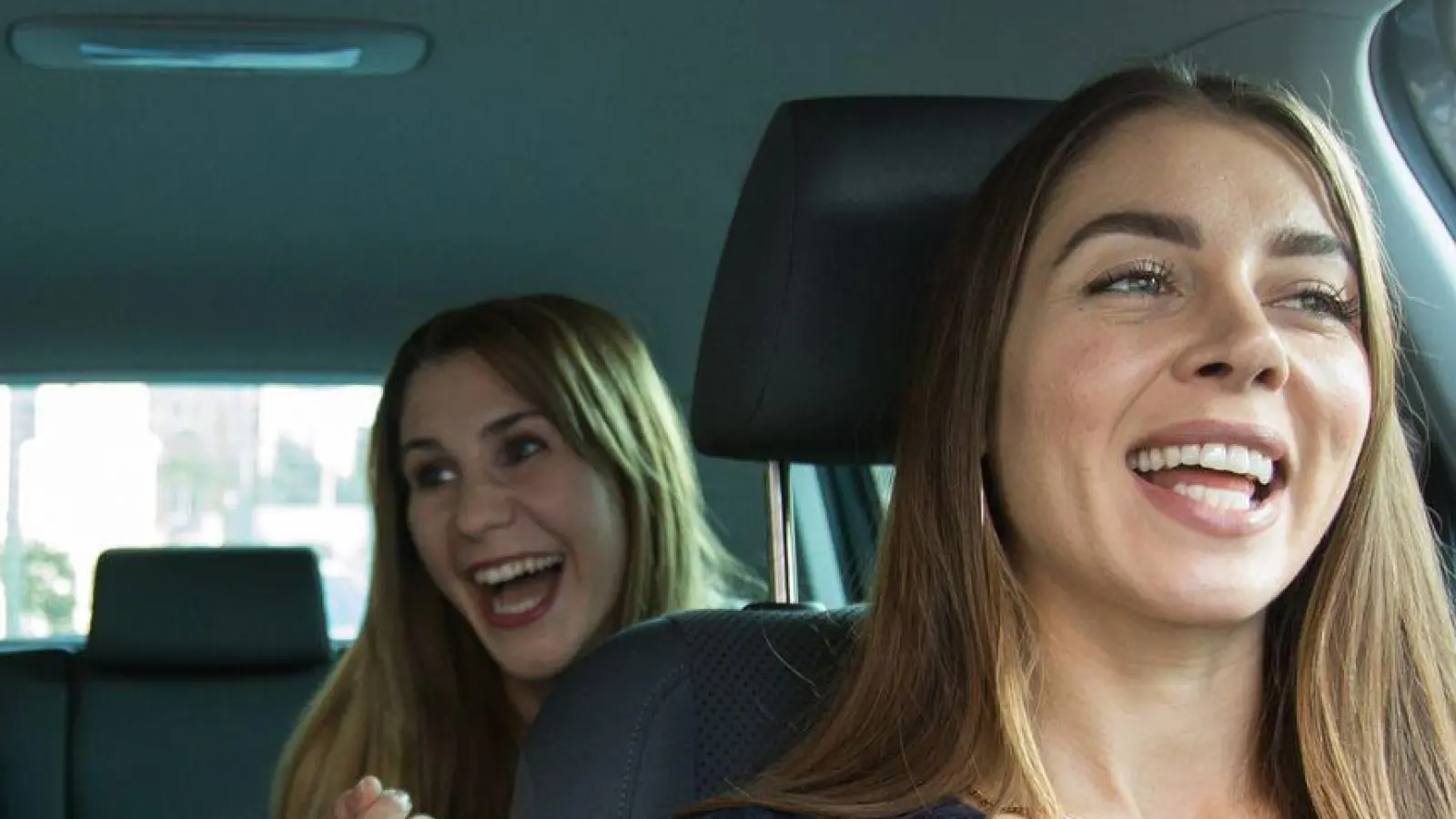 Ablenkung kommt nicht nur vom Smartphone. Auch Stress, Zeitdruck oder intensive Gespräche im Auto können gefährlich werden. (Foto: Christin Klose/dpa-tmn)