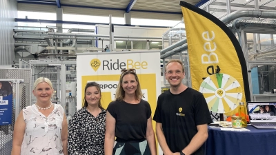 Lukas Mohs (einer der beiden Gründer von RideBee), Nicole Neudecker, Tanja Gubesch und Jennifer Godina (von rechts) stellten das neue Angebot beim Firmenfest vor. (Foto: Firma Gubesch/Elena Kotter)