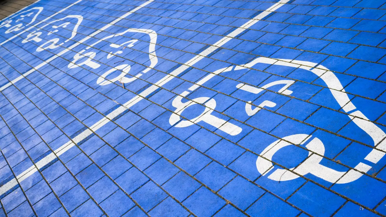 Weltweit wurden vergangenes deutlich mehr Elektroautos neu zugelassen.  (Foto: Julian Stratenschulte/dpa)