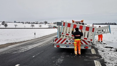 Die Staatsstraße 2419 zwischen Steinsfeld und Langensteinach ist wieder uneingeschränkt befahrbar. Das Foto entstand bei Reichelshofen, wo gestern das Baustellenmobiliar eingesammelt wurde. (Foto: Jürgen Binder)