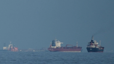 Öltanker und Frachtschiffe reihen sich in der Straße von Hormus auf. (Archivbild) (Foto: Altaf Qadri/AP/dpa)