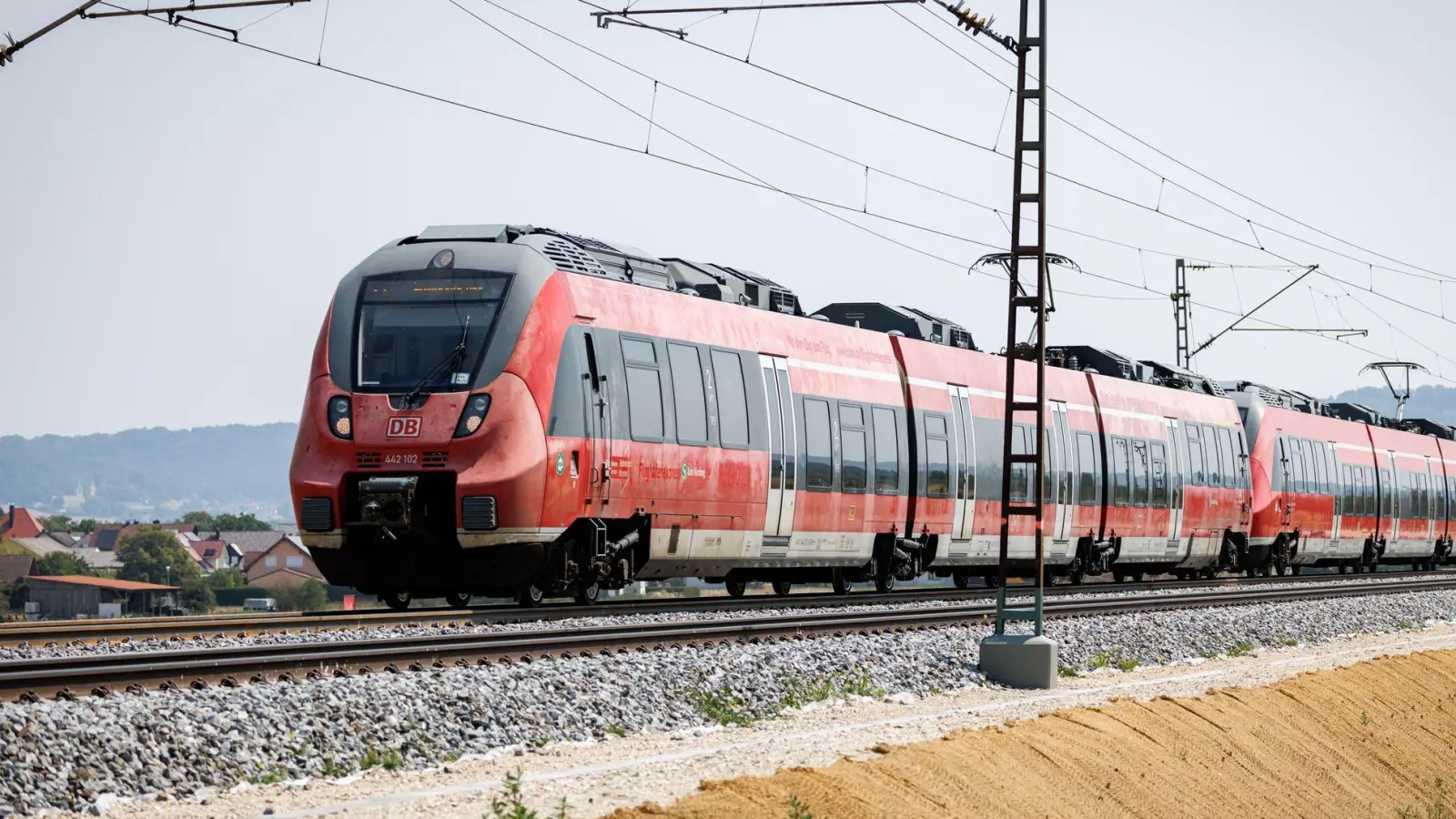 Seit Montag rollen S-Bahnen auf einem Teil der sanierten Strecke von Nürnberg bis Neumarkt in der Oberpfalz. (Foto: Daniel Karmann/dpa)