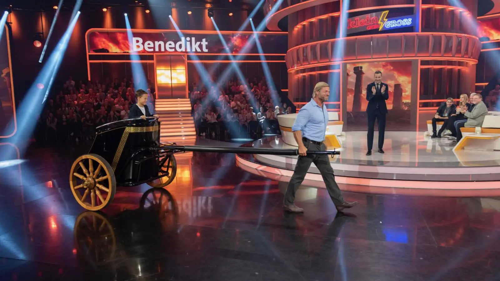 Großer Auftritt für den Achtjährigen: In einem Streitwagen wird er von Schauspieler Henning Baum ins TV-Studio gezogen. (Foto: NDR/Thorsten Jander)