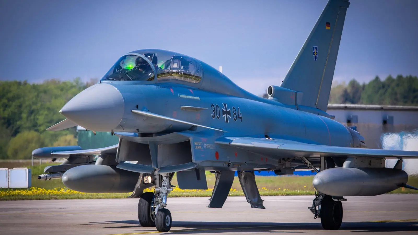 Ein Kampfjet Eurofighter der Bundeswehr auf dem Fliegerhorst Laage. (Foto: Jens Büttner/dpa)