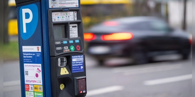 Behörden warnen vor Betrügereien an Parkautomaten, bei denen Kriminelle echte QR-Codes überkleben. (Foto: Monika Skolimowska/dpa/dpa-tmn)