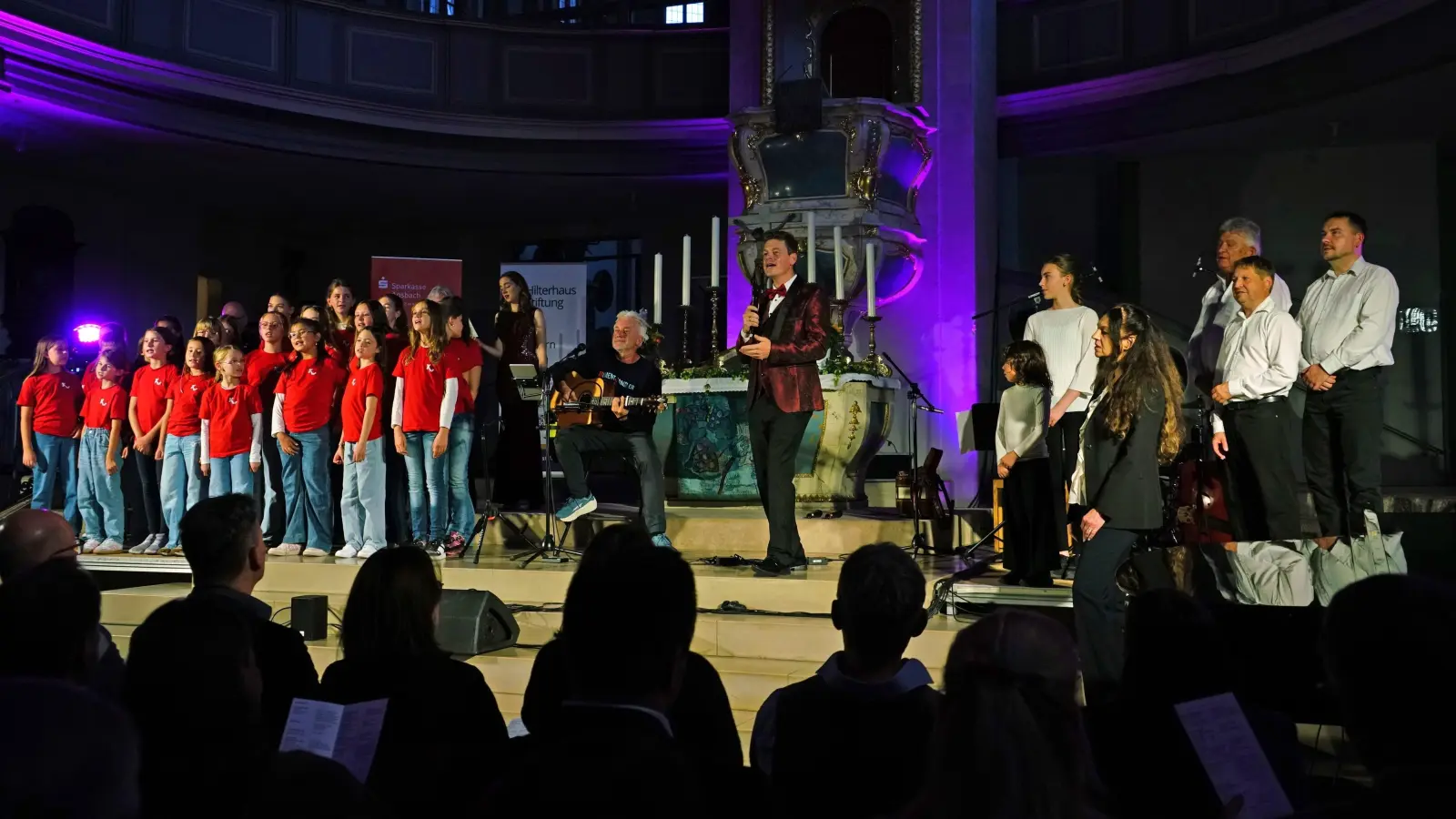 Beim Finale zum großen Ensemble vereint: die Mitwirkenden des 17. Benefizkonzertes der Hilterhaus-Stiftung beim Abschlusslied. (Foto: Elke Walter)