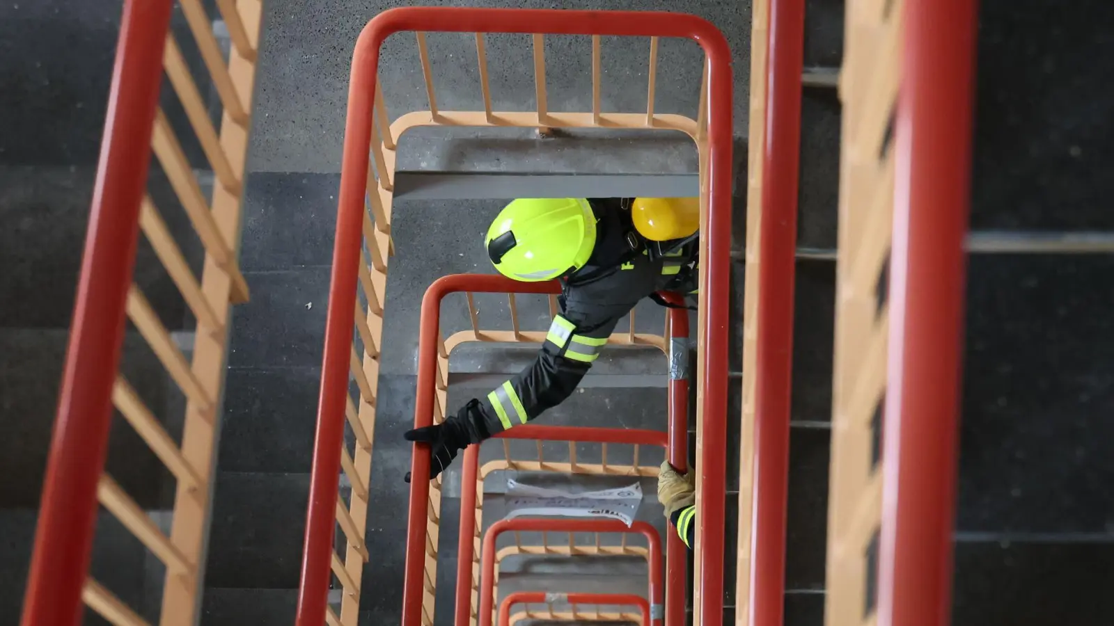 Bis die Feuerwehr eintrifft, kann wertvolle Zeit vergehen - am besten bereitet man sich gut auf den Ernstfall vor. (Foto: Bodo Schackow/dpa/dpa-tmn)