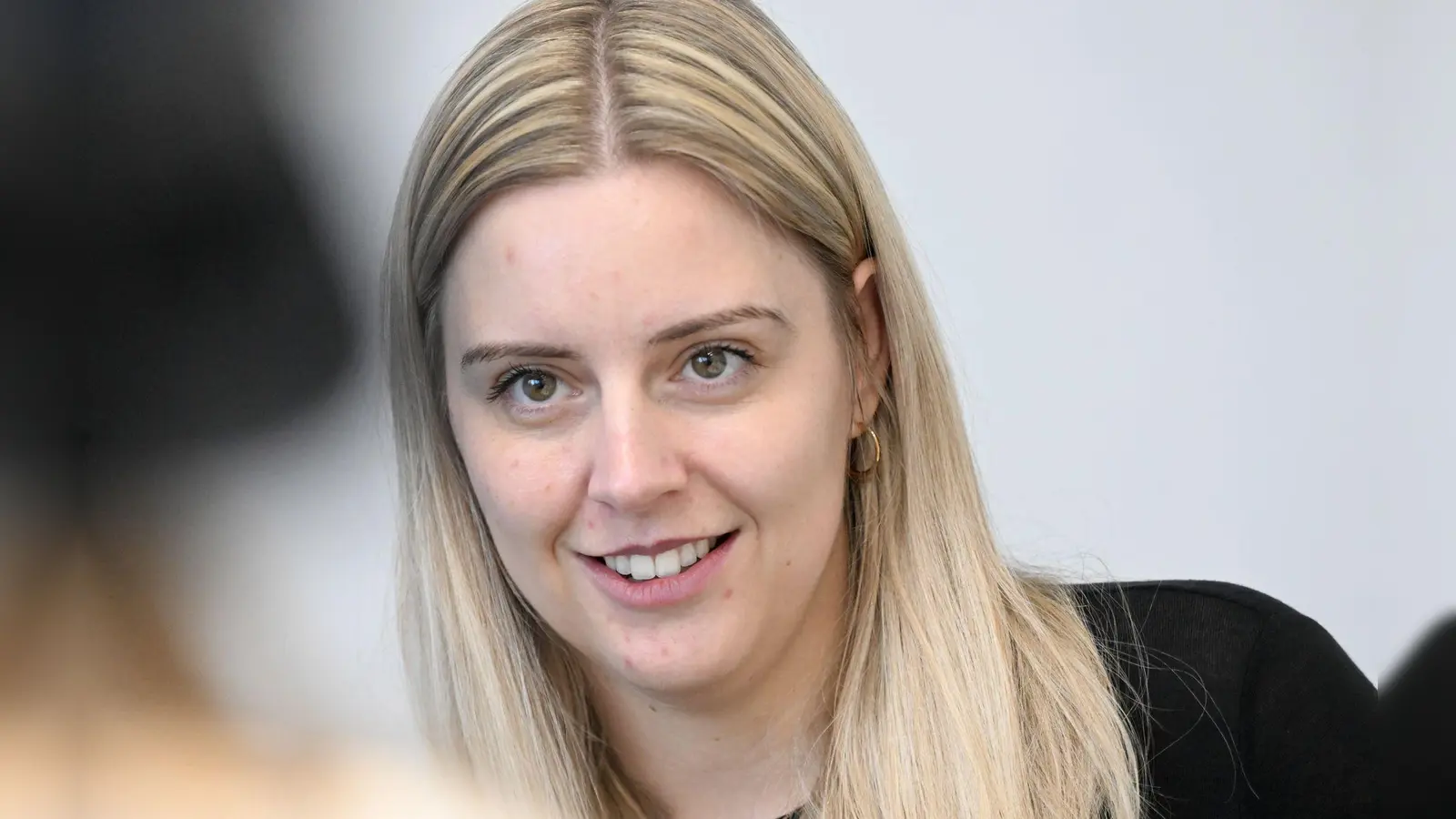 Mit dem Unternehmen von Jeff Bezos fliegt Michaela Benthaus bald für einige Minuten in den Weltraum.  (Foto: Felix Hörhager/dpa)