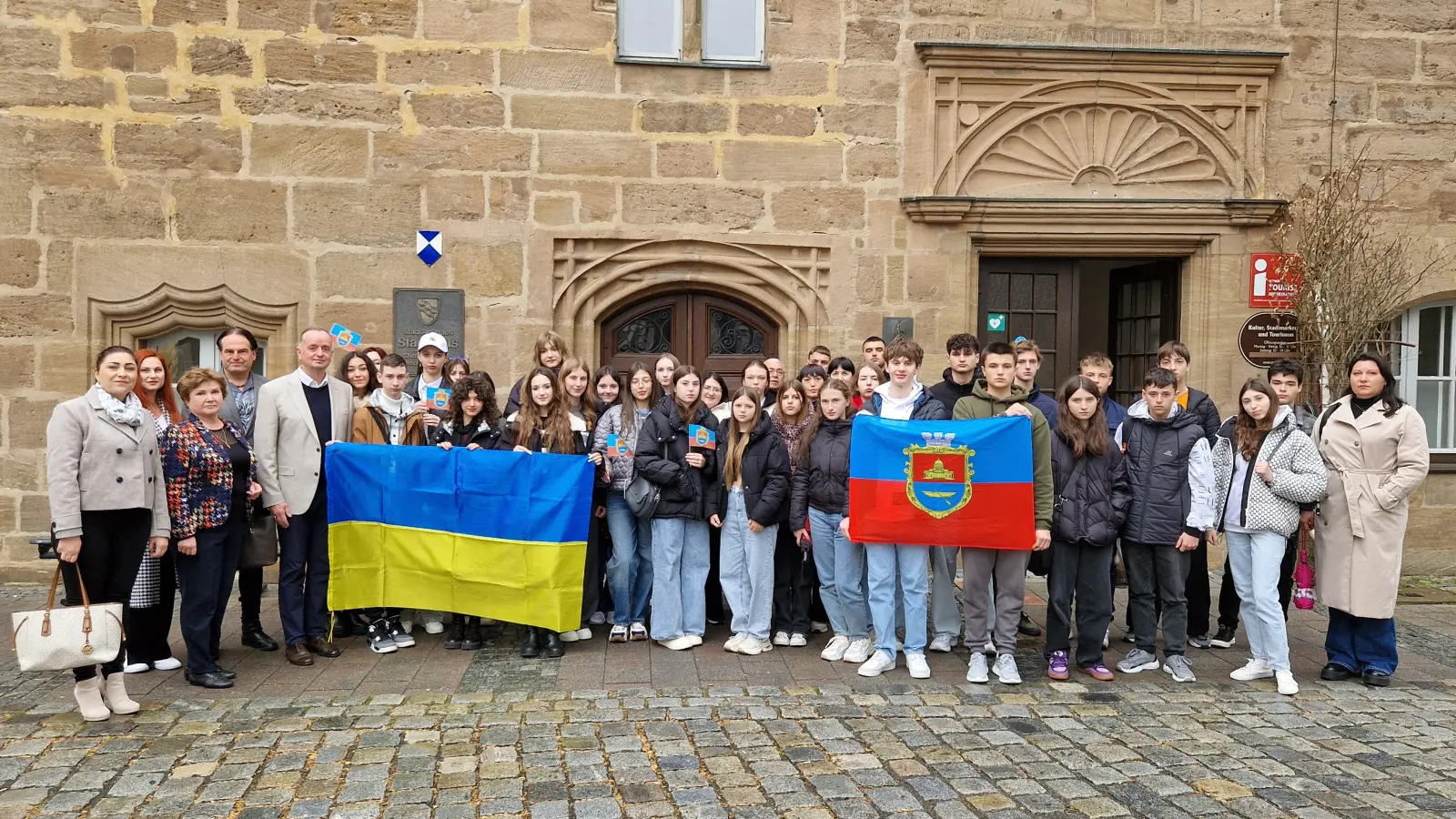 Die Gruppe hatte die ukrainische Flagge sowie die Flagge ihrer Heimatstadt Bolhrad dabei. (Foto: Andrea Walke)