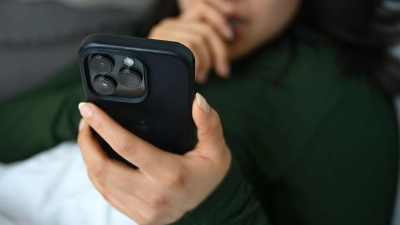 Viel Zeit am Handy zu verbringen, kann auch belastend sein. (Symbolbild) (Foto: Elisa Schu/dpa)