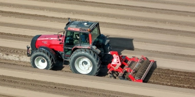 In vier Fällen wurden die GPS-Empfänger von Traktoren entwendet. Die Kriminalpolizei geht von einer Diebstahlserie aus. (Symbolbild: dpa/Peter Gercke)