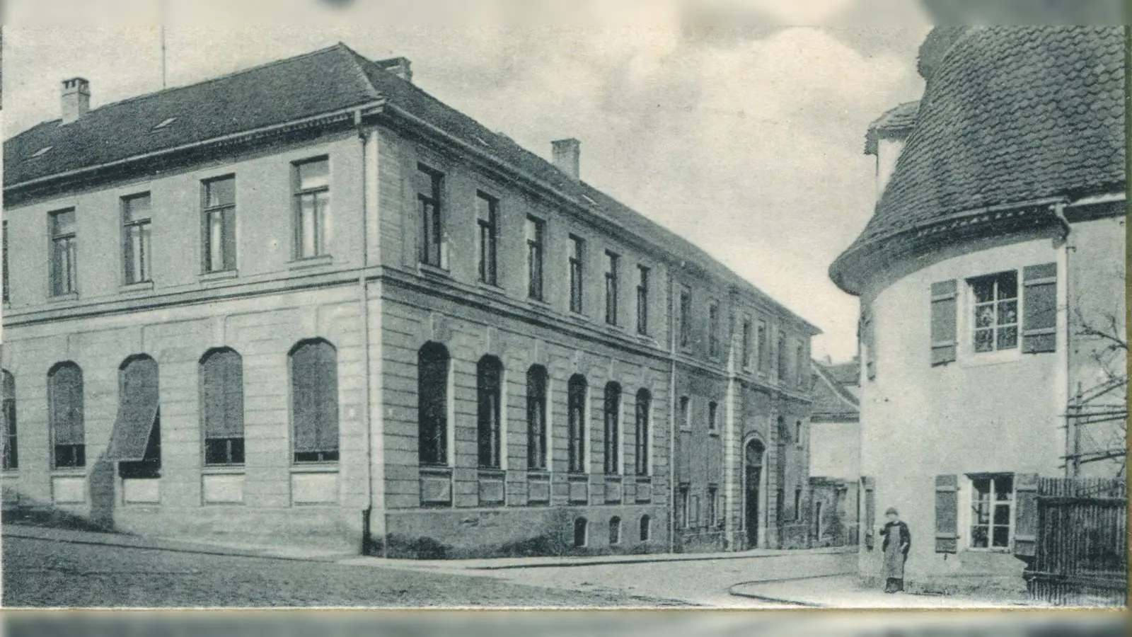 Im Zocha-Schlösschen am Bahnhof war vor 100 Jahren die Realschule untergebracht. Rechts der „Dicke Turm”, der 1945 zerstört wurde. (Foto: Sammlung Schuster)