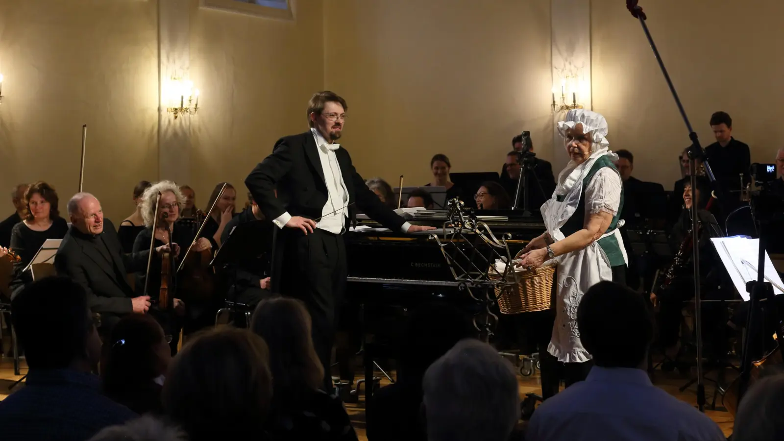 Gab eine komödiantische Einlage vor einer Tritsch-Tratsch-Kuckuckspolka: Renate Schneider als Wiener Wäscherin beim Strauss-Konzert mit Alexander Ilg und dem Ansbacher Kammerorchester. (Foto: Thomas Wirth)