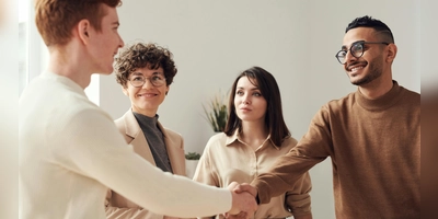 Beim ersten Arbeitstag ist es besonders wichtig, pünktlich zu sein. Außerdem sollte man auf ein gepflegtes Erscheinungsbild achten. Es kann auch nicht schaden, Fragen zu stellen und sich Notizen zu machen. (Foto: Pexels)