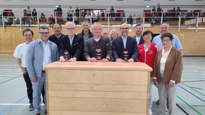 Sie freuten sich über die Auszeichnungen als „fitteste Kommunen“ im Landkreis Ansbach (von links): Helmut Grinda (Heilsbronn), stellvertretender Landrat Horndasch, Andreas Vicedom, Bürgermeister Dr. Pfeiffer (beide Heilsbronn), Rainer Weißmann (Sportkreis Ansbach), Herbert Wedel, Steffen Raum, Wilma Frank (alle Neuendettelsau), Bürgermeister Liebich, Hans-Christian Müller, Anke Schuler, Gundula Habelt (alle Leutershausen) und Bürgermeister Schmoll (Neuendettelsau). (Foto: Eckard Dürr)